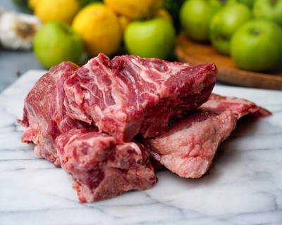 Свинина на кости охлаждённая 1 кг - купить в Беляевской